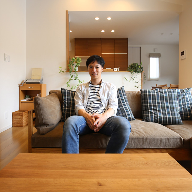 洗練された家具と小物に囲まれてモデルハウスのようなインテリアで暮らす家