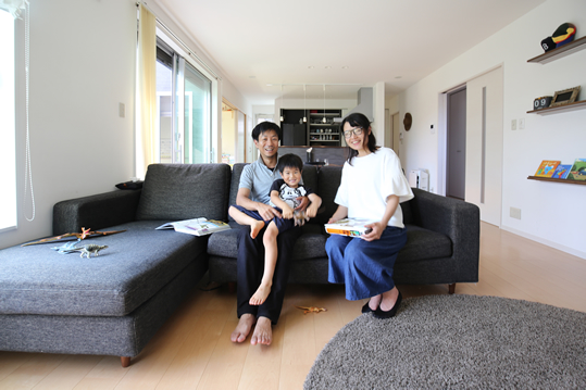 インテリアに間接照明と螺旋階段を取り入れてまるでカフェのような家