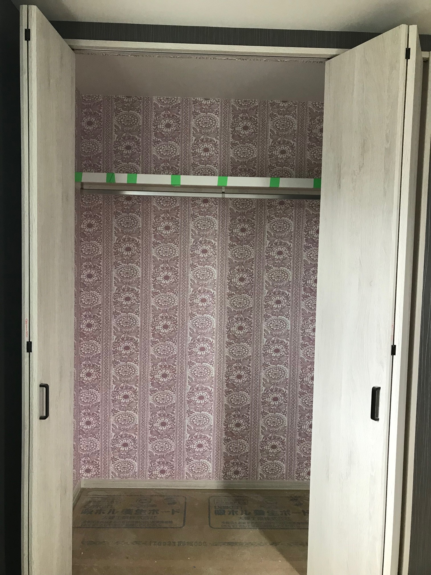 見えないところ、派手に遊ぶ