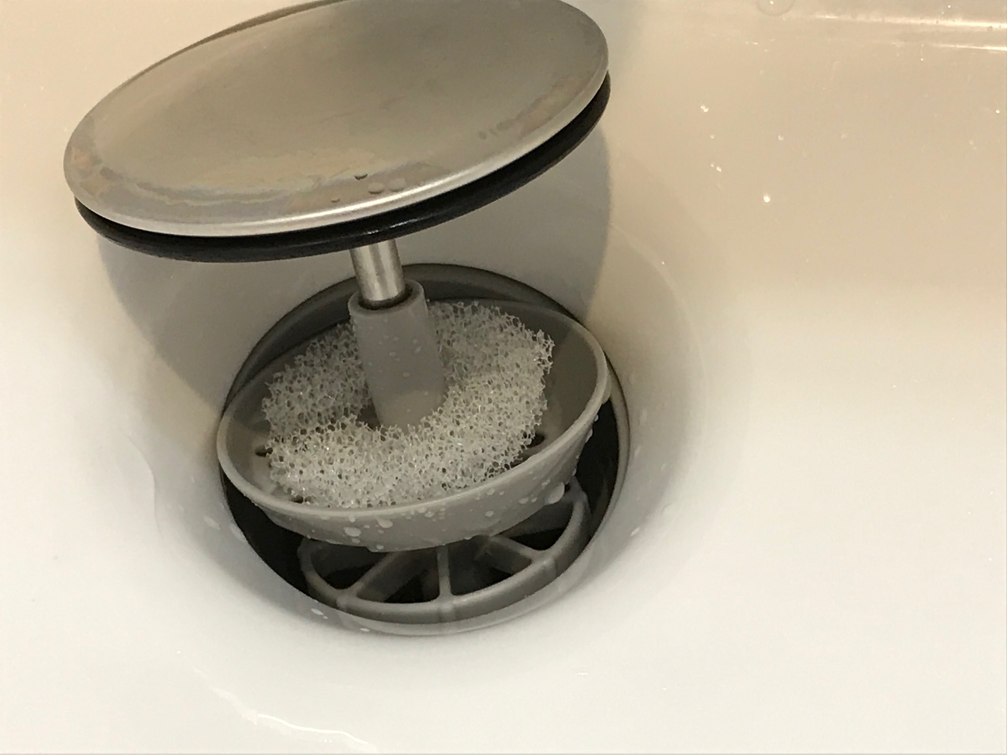 洗面化粧台の排水口掃除