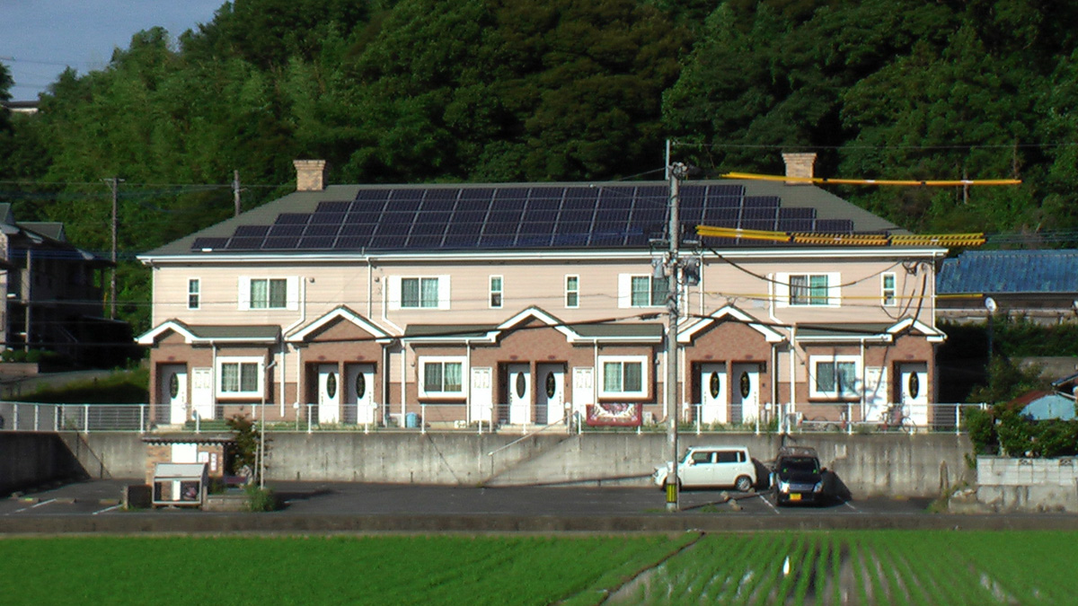 既存のアパートに太陽光発電