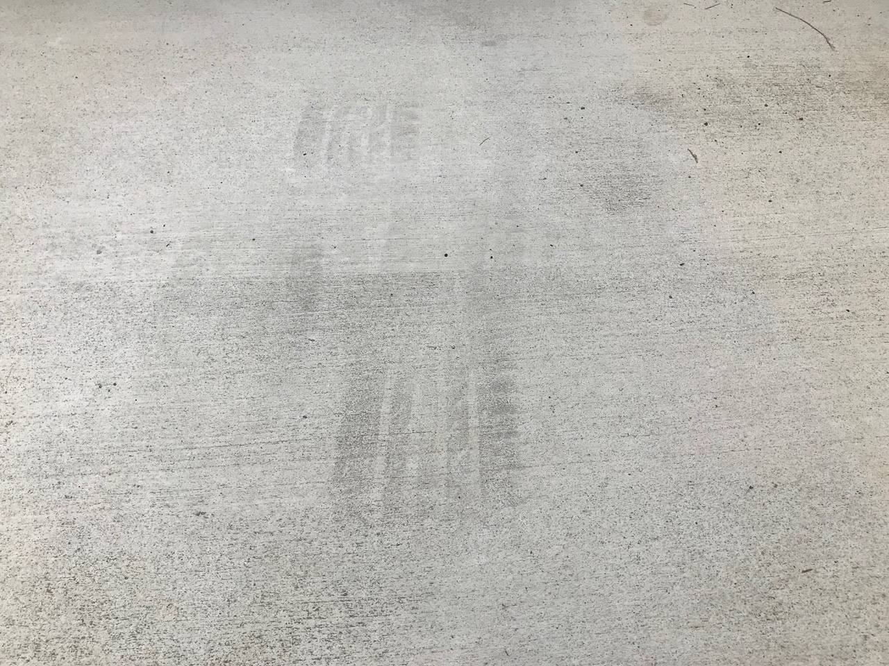 駐車場のタイヤ痕どう消す？