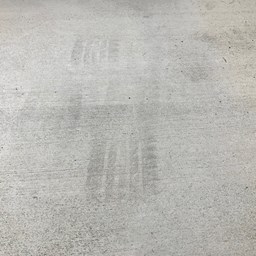 駐車場のタイヤ痕どう消す？