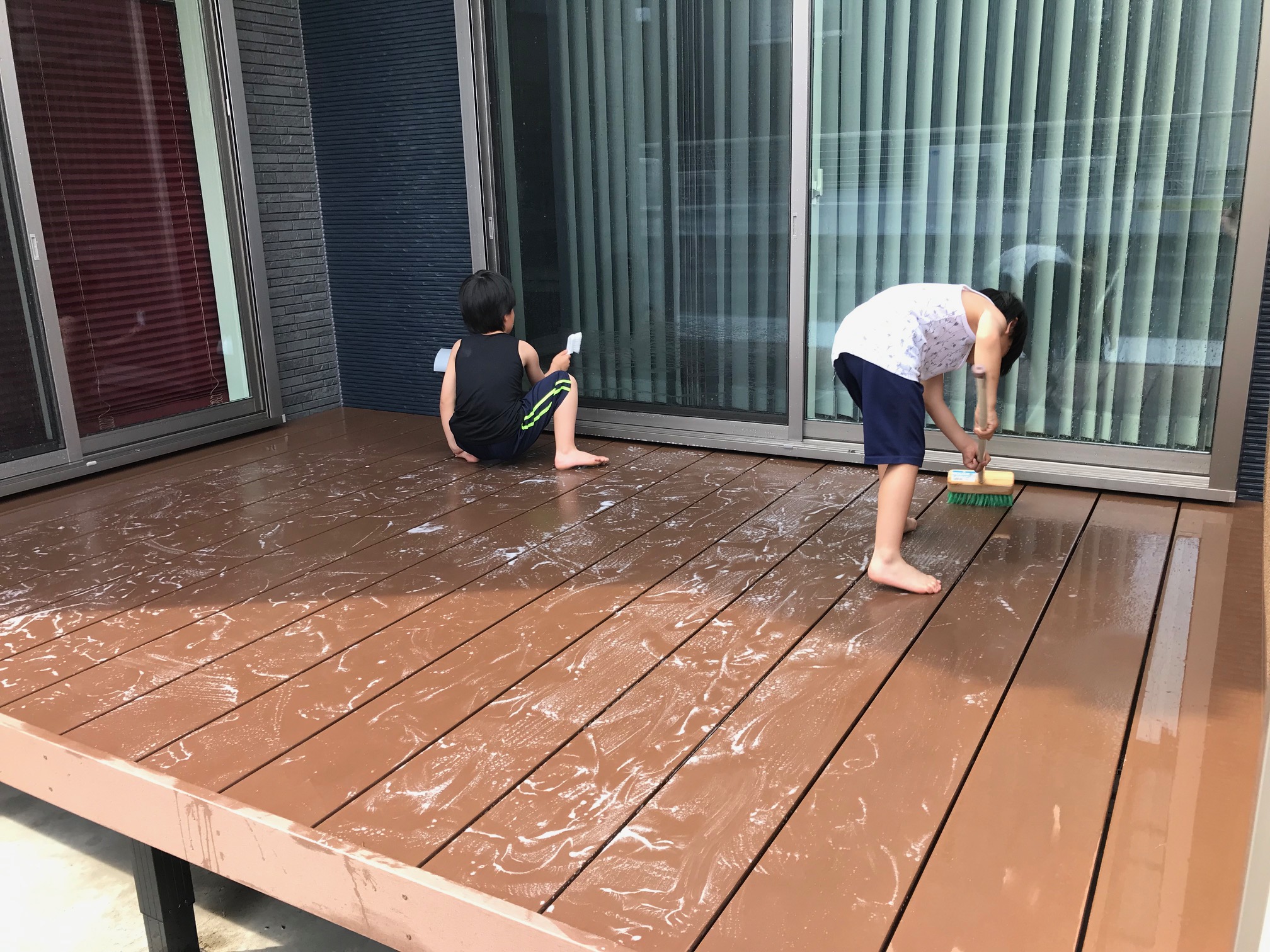 今の季節、ウッドデッキが最高！たまにはお手入れ