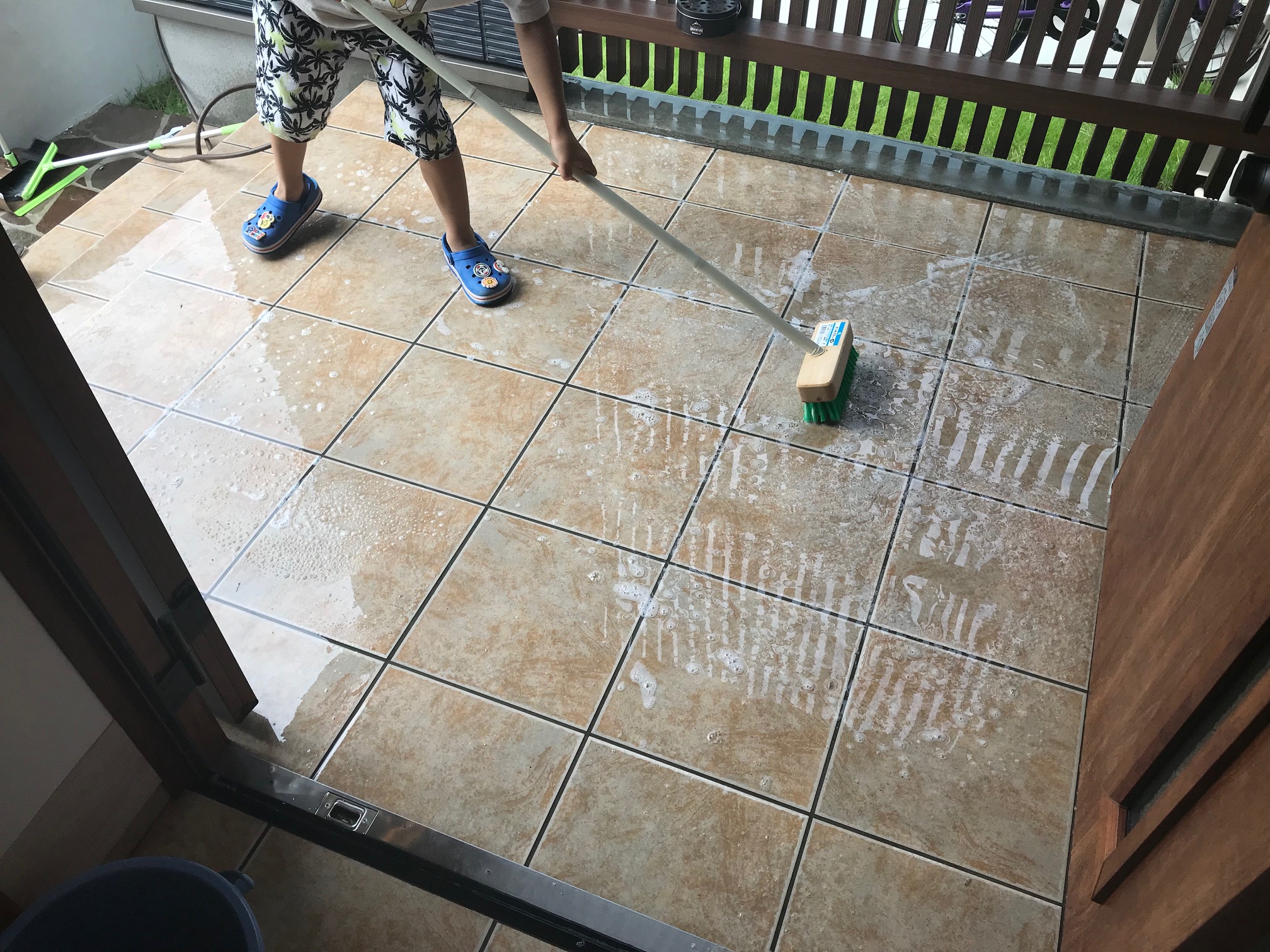 玄関のタイル掃除