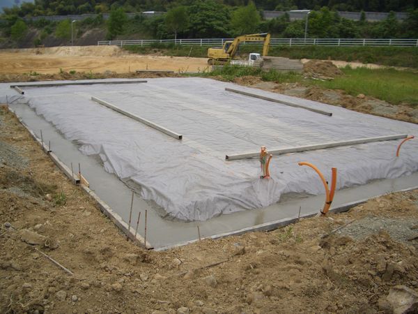 基礎工事のポイント～土壌処理、防湿シート施工～