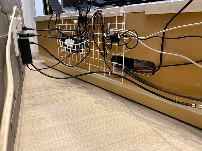 テレビ裏の配線整理